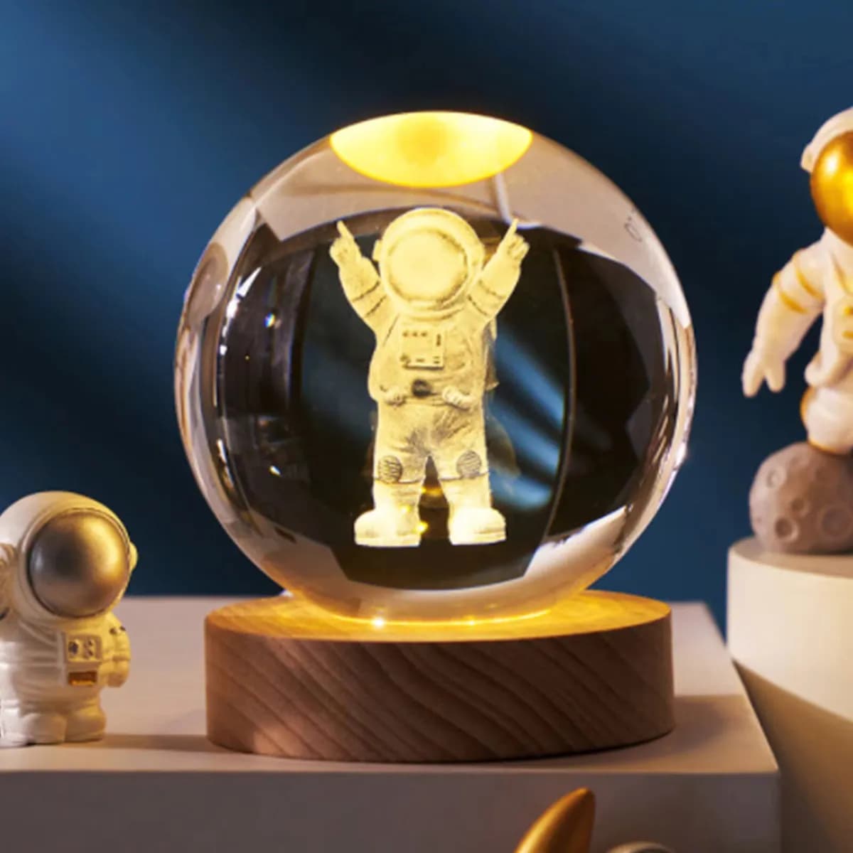3D Astronaut Crystal Ball Night Lamp, Glass Ball Lamp for Home Decoration-(Multicolor)